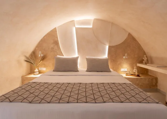 Heyday Luxury Perissa (Santorini)